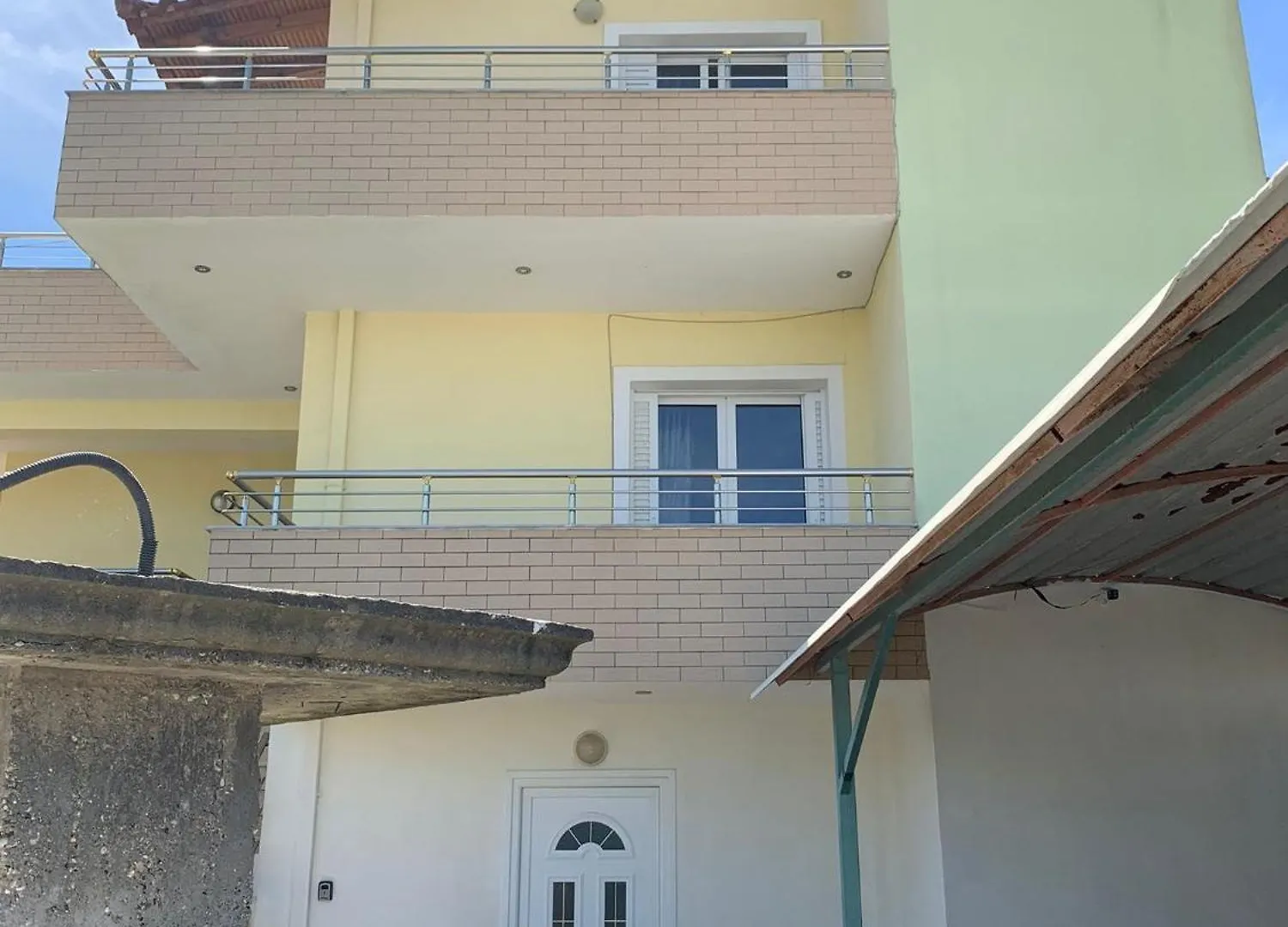 A 3-Floor Building With 4 Bedroom Near Beach Фиери Албания