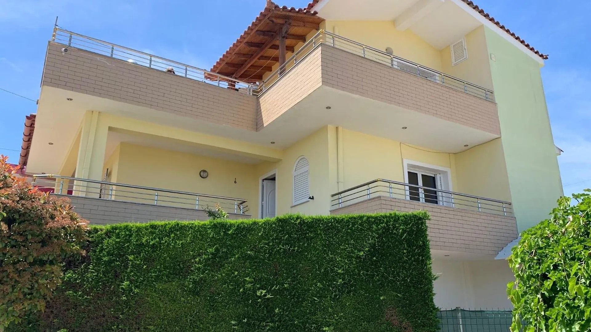 A 3-Floor Building With 4 Bedroom Near Beach Fier
